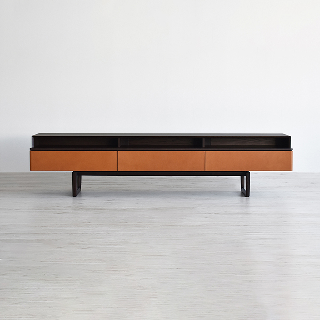 PoltronaFrau（ポルトローナ・フラウ）テレビボード「フィデリオ」幅240cm アッシュ材 革キャメル色【次回入荷未定】【セール対象品のため5%OFF】
