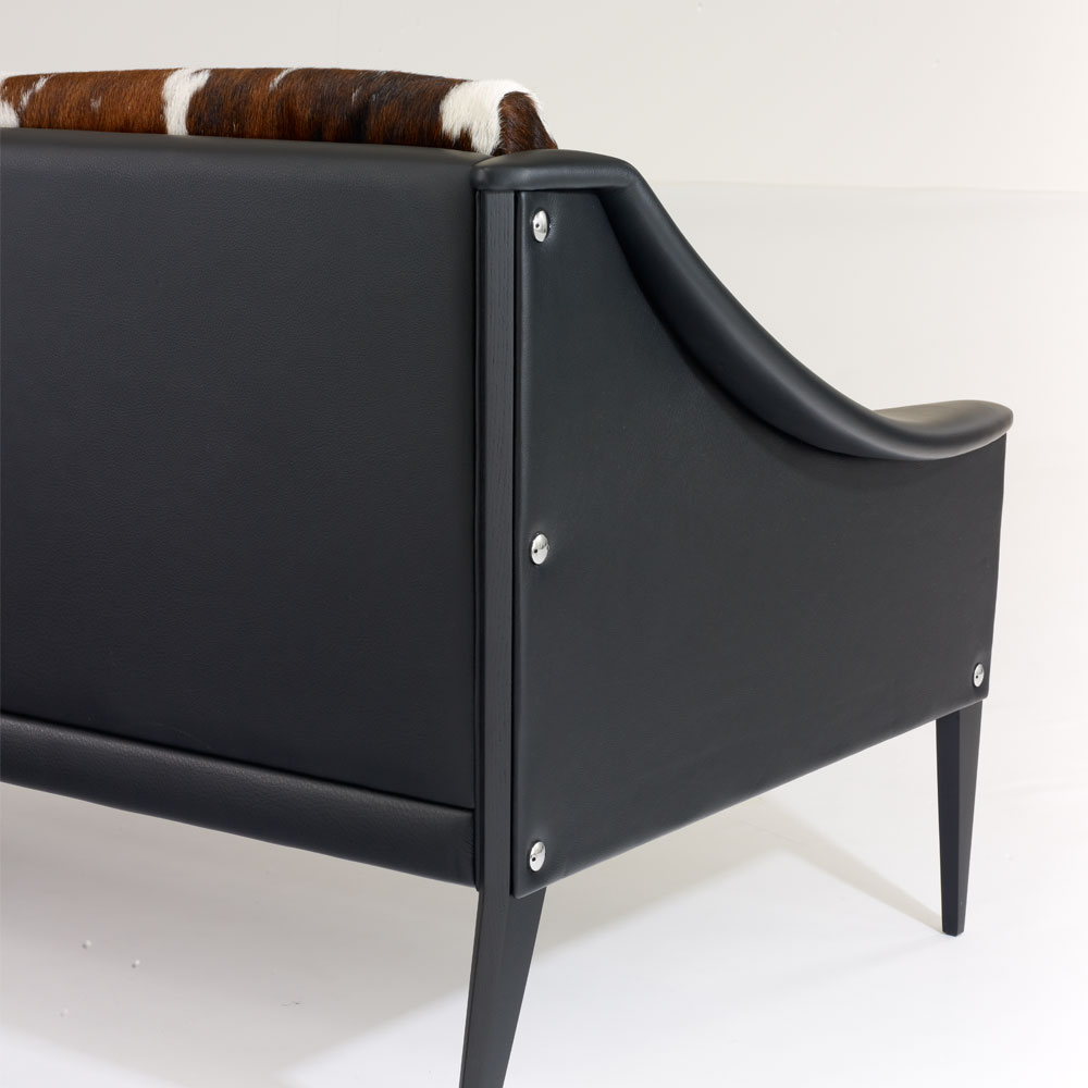 PoltronaFrau（ポルトローナ・フラウ）ラブソファ「デッザ」革ブラック色 座面カウスキン