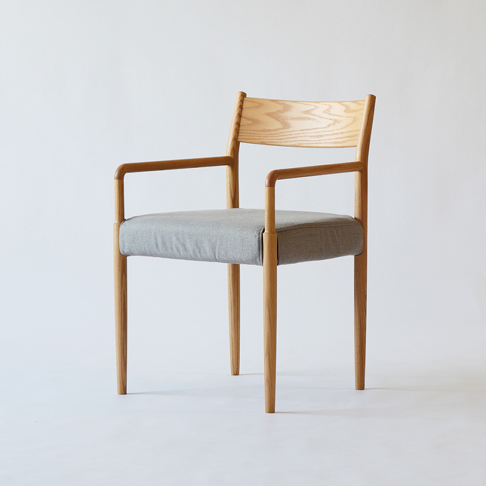 IKASAS（イカサ）ダイニングチェア（肘付き）「SUIPPO-スイッポ-ARM CHAIR」オーク材 カバー全2色