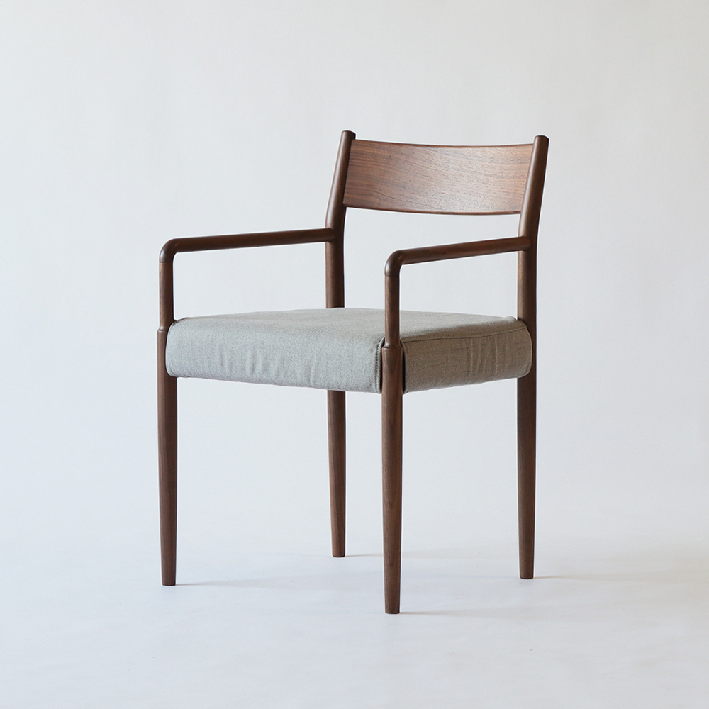 IKASAS（イカサ）ダイニングチェア（肘付き）「SUIPPO-スイッポ-ARM CHAIR」ウォールナット材 カバー全2色