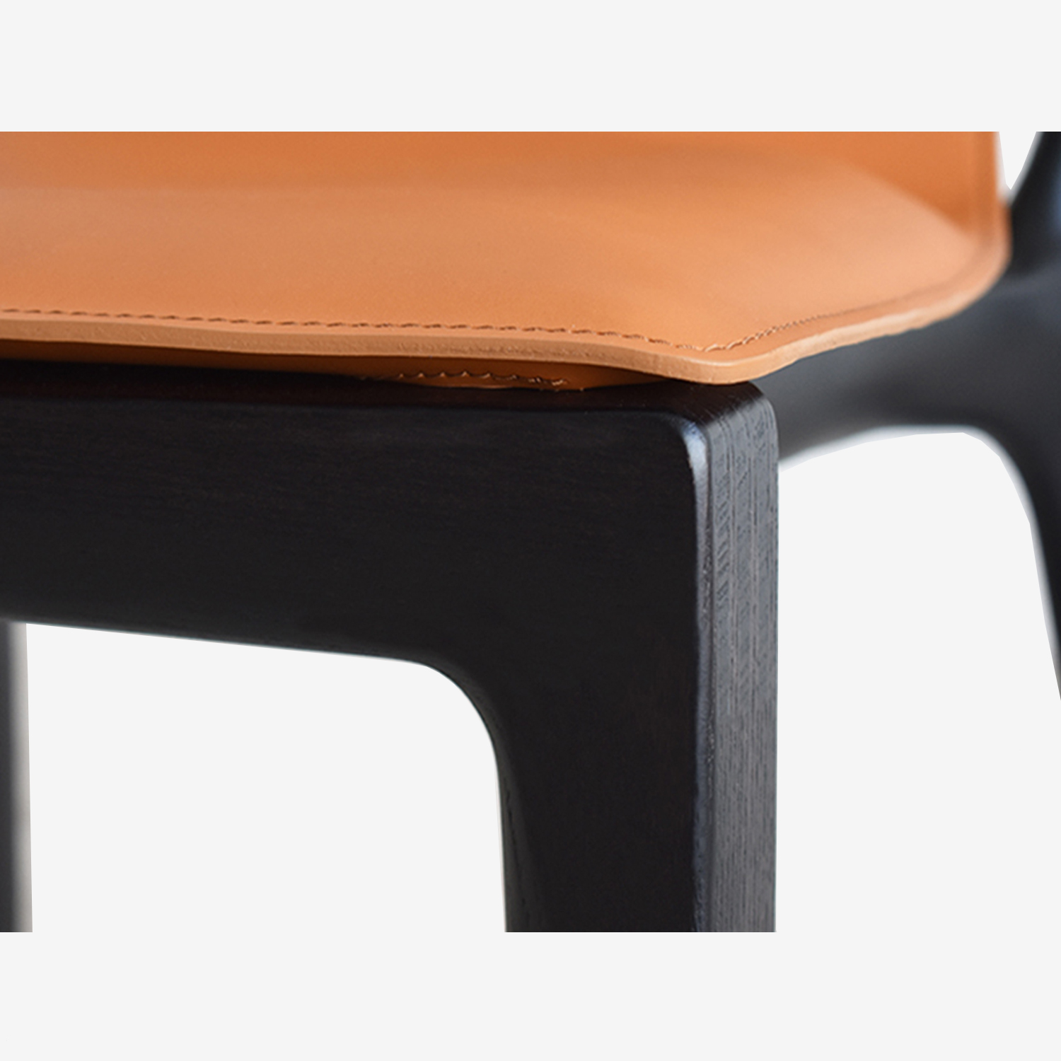 PoltronaFrau（ポルトローナ・フラウ）ダイニングチェア「イサドラ」革キャメル色 木部ダークブラウン色