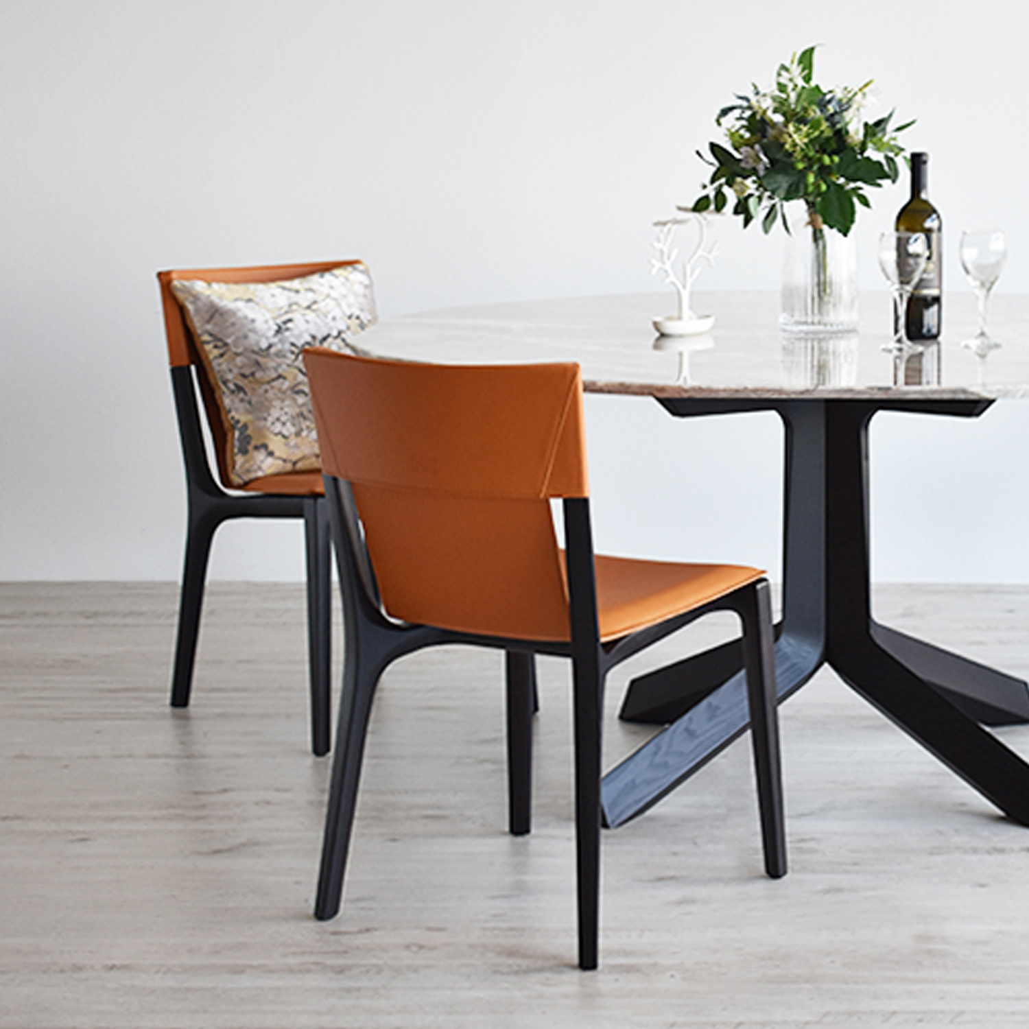 PoltronaFrau（ポルトローナ・フラウ）ダイニングチェア「イサドラ」革キャメル色 木部ダークブラウン色