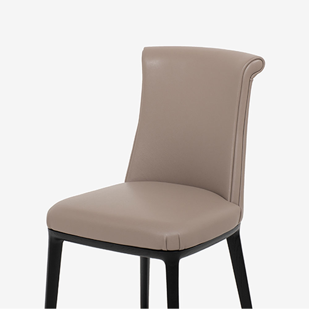 PoltronaFrau（ポルトローナ・フラウ）ダイニングチェア「ディーバ」革ベージュ色 木部ダークブラウン色