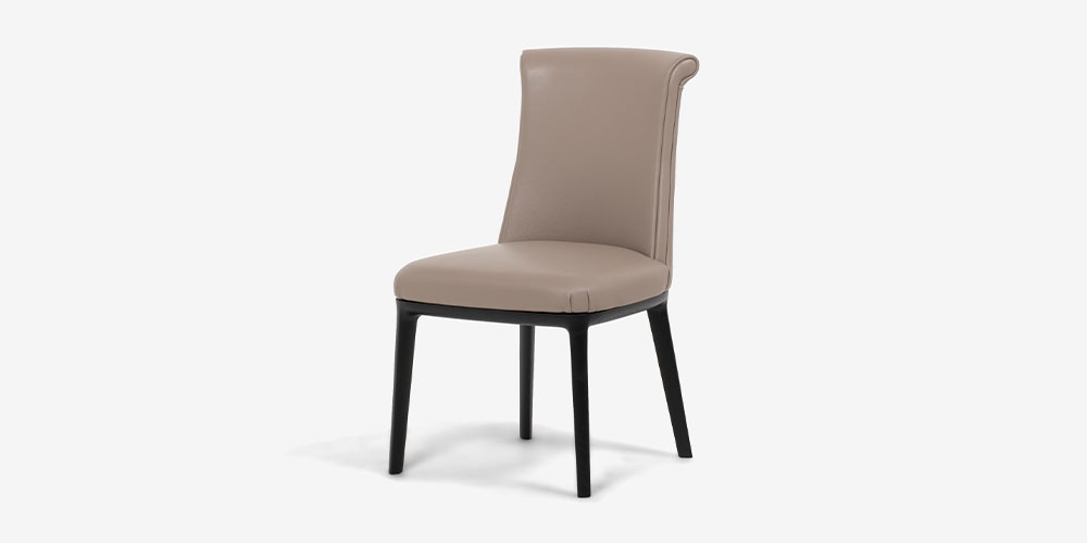 PoltronaFrau（ポルトローナ・フラウ）ダイニングチェア「ディーバ」革ベージュ色 木部ダークブラウン色　斜め前から見た画像